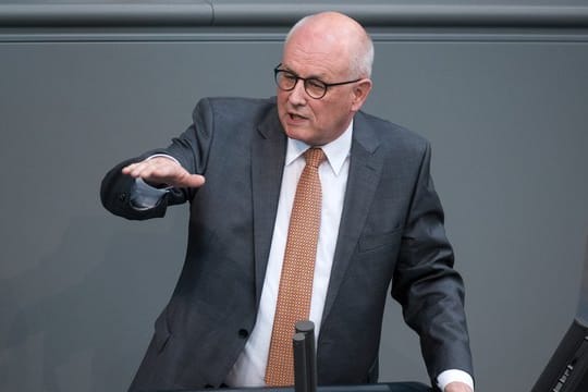 Volker Kauder (CDU) bei einer Plenarsitzung im Deutschen Bundestag: Der Vertraute von Bundeskanzlerin Angela Merkel war 13 Jahre lang Vorsitzender der Unionsfraktion im Bundestag.