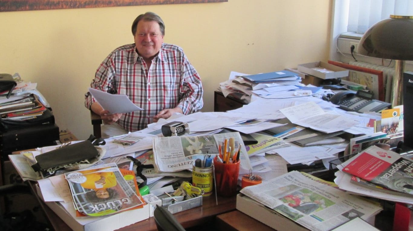 Wolfgang Nielsen sitzt an seinem Schreibtisch: Der ehrenamtliche Chef der Wuppertaler Tafel sucht Unterstützer.