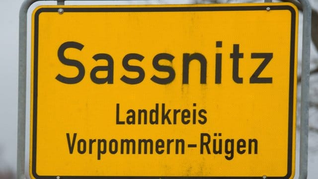 Ortseingangsschild in Sassnitz: Die dortige SPD hat nach der massiven Kritik an ihrer Zusammenarbeit mit der AfD in der Stadtvertretung Konsequenzen gezogen. (Symbolfoto)