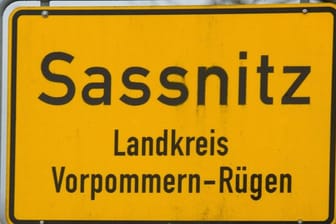Ortseingangsschild in Sassnitz: Die dortige SPD hat nach der massiven Kritik an ihrer Zusammenarbeit mit der AfD in der Stadtvertretung Konsequenzen gezogen. (Symbolfoto)