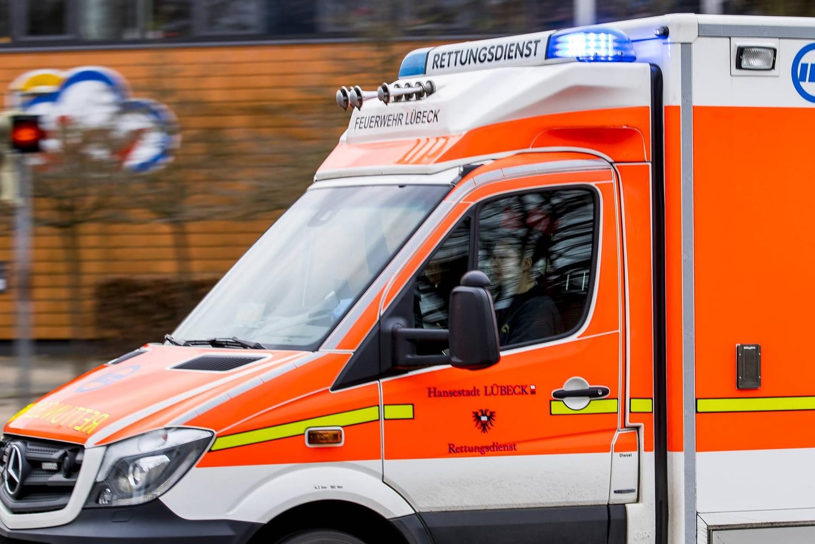 Rettungswagen im Einsatz: Als Notärzte zu ihrem Fahrzeug zurückkehren wollten, war dieses plötzlich weg. (Symbolbild)