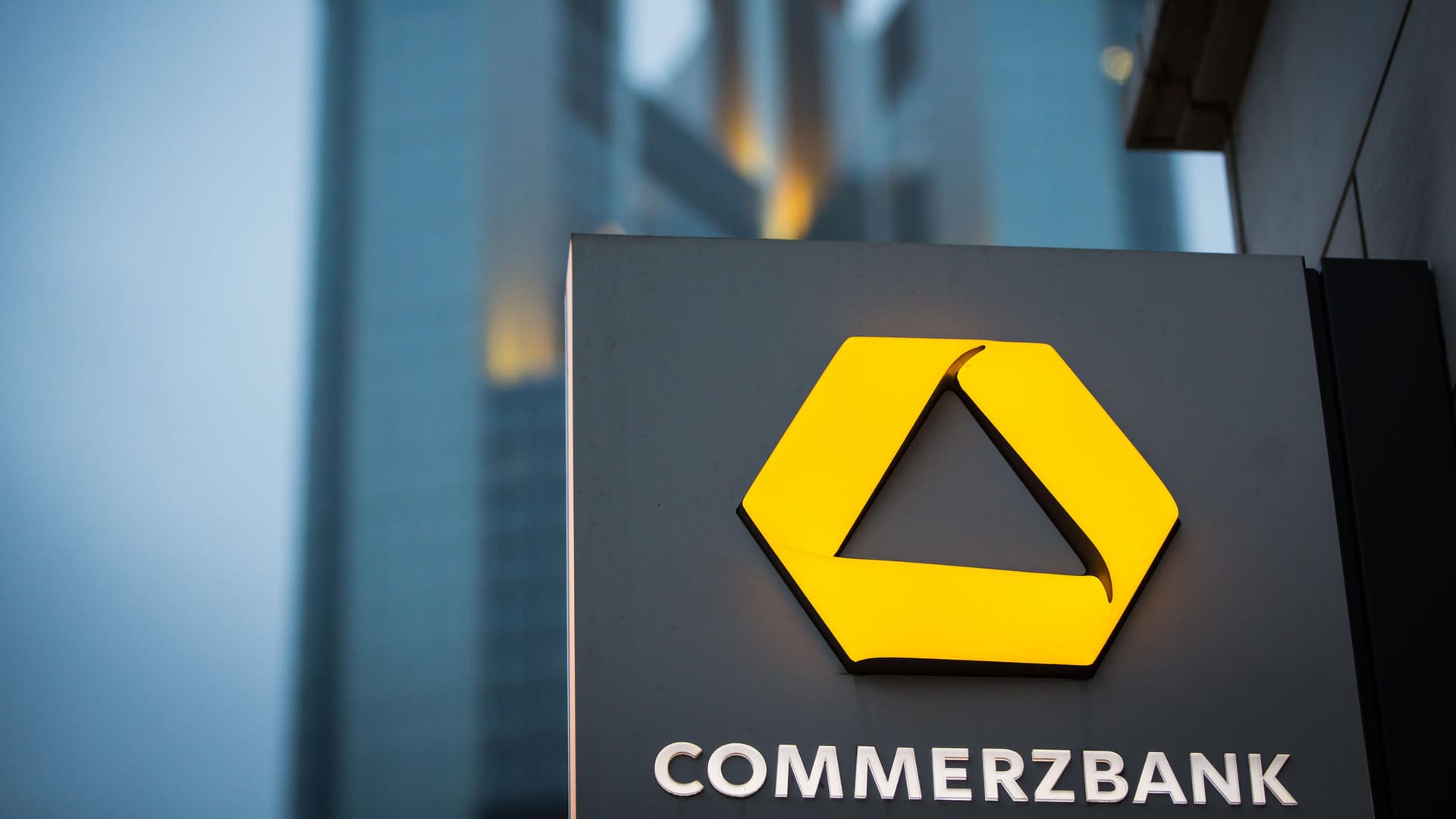 Zentrale der Commerzbank: Das Unternehmen spart im Rahmen des Konzernumbaus Personal und Filialen ein.