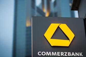 Zentrale der Commerzbank: Das Unternehmen spart im Rahmen des Konzernumbaus Personal und Filialen ein.