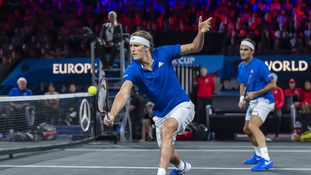 Roger Federer (r) und Alexander Zverev spielten das erste Doppel für Team Europe.