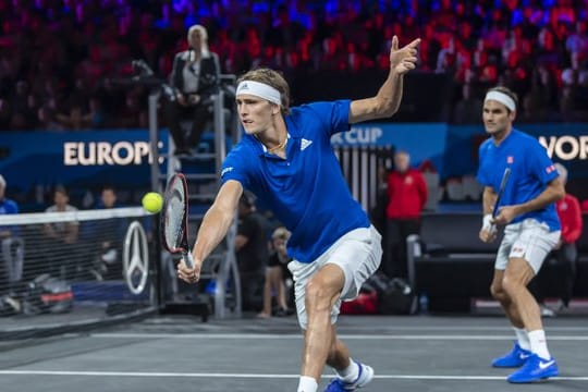 Roger Federer (r) und Alexander Zverev spielten das erste Doppel für Team Europe.