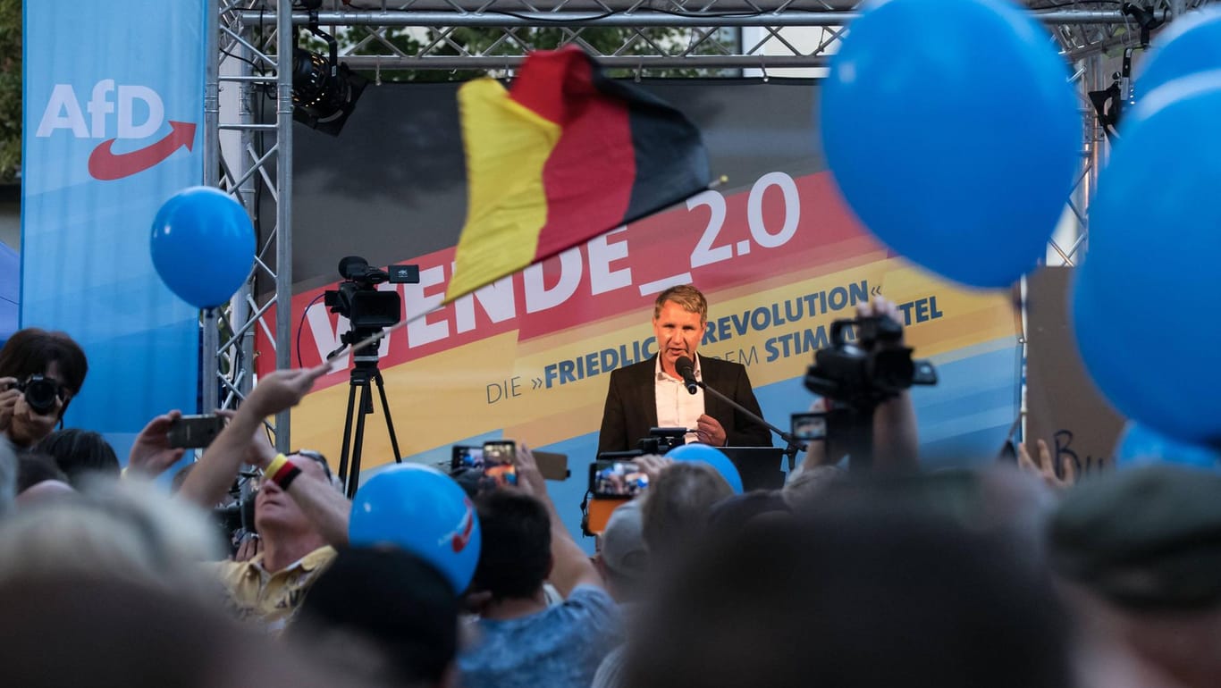 Björn Höcke bei einer Kundgebung in Königs-Wusterhausen bei Berlin: Eine Arbeitsgruppe in der AfD sieht bei drei aktiven Politikern verfassungsfeindliche Einstellungen.