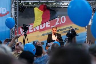 Björn Höcke bei einer Kundgebung in Königs-Wusterhausen bei Berlin: Eine Arbeitsgruppe in der AfD sieht bei drei aktiven Politikern verfassungsfeindliche Einstellungen.