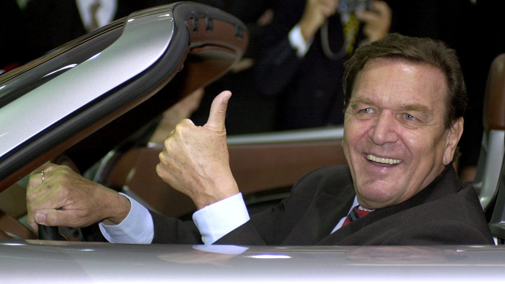 Gerhard Schröder 2003 in einem Porsche Carrera GT3: Der "Genosse der Bosse".