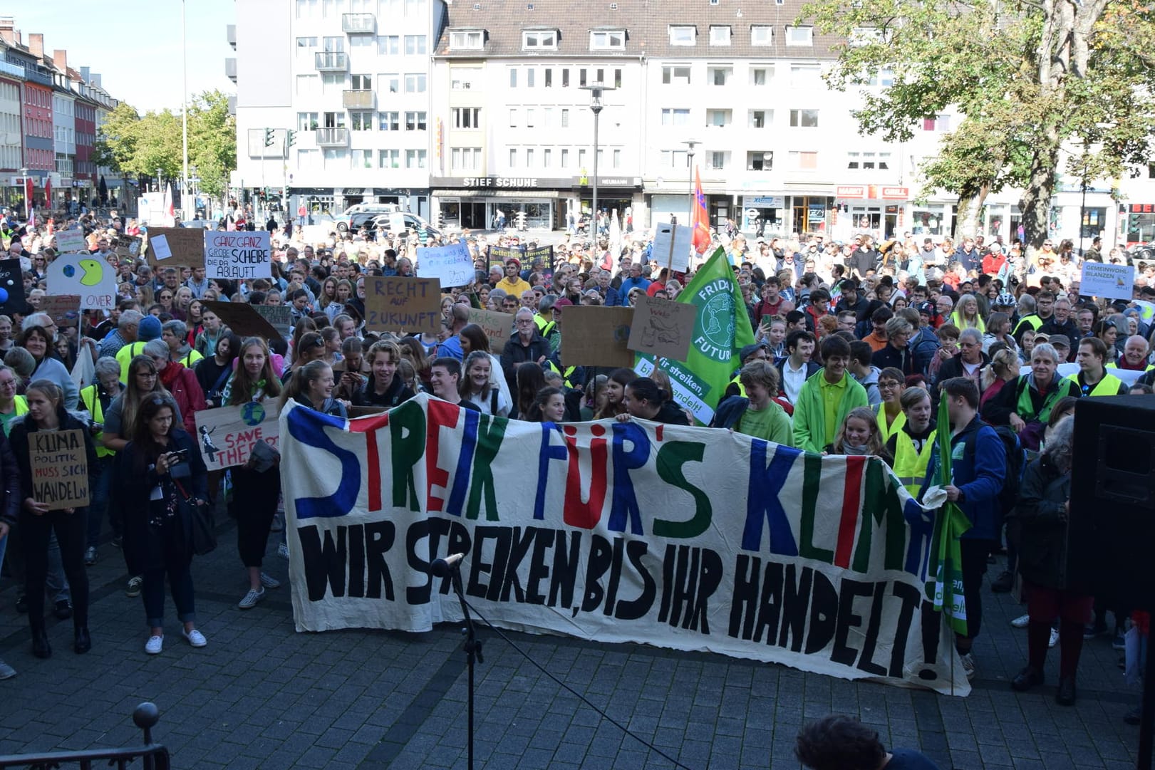 Demonstrierende in Hagen: Tausende Menschen warben am Freitag in Hagen für mehr Klimaschutz.