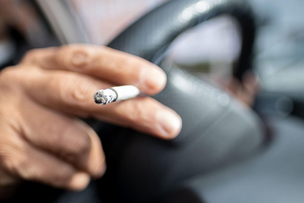 Rauchen im Auto: Der Bundesrat spricht über eine mögliche Gesetzesänderung.