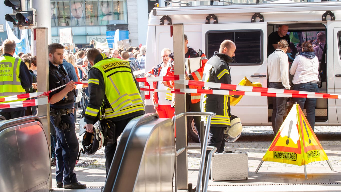 Polizeieinsatz in Bielefeld: Ein Mann soll im Jahnplatztunnel eine Frau mit einem Messer verletzt haben.