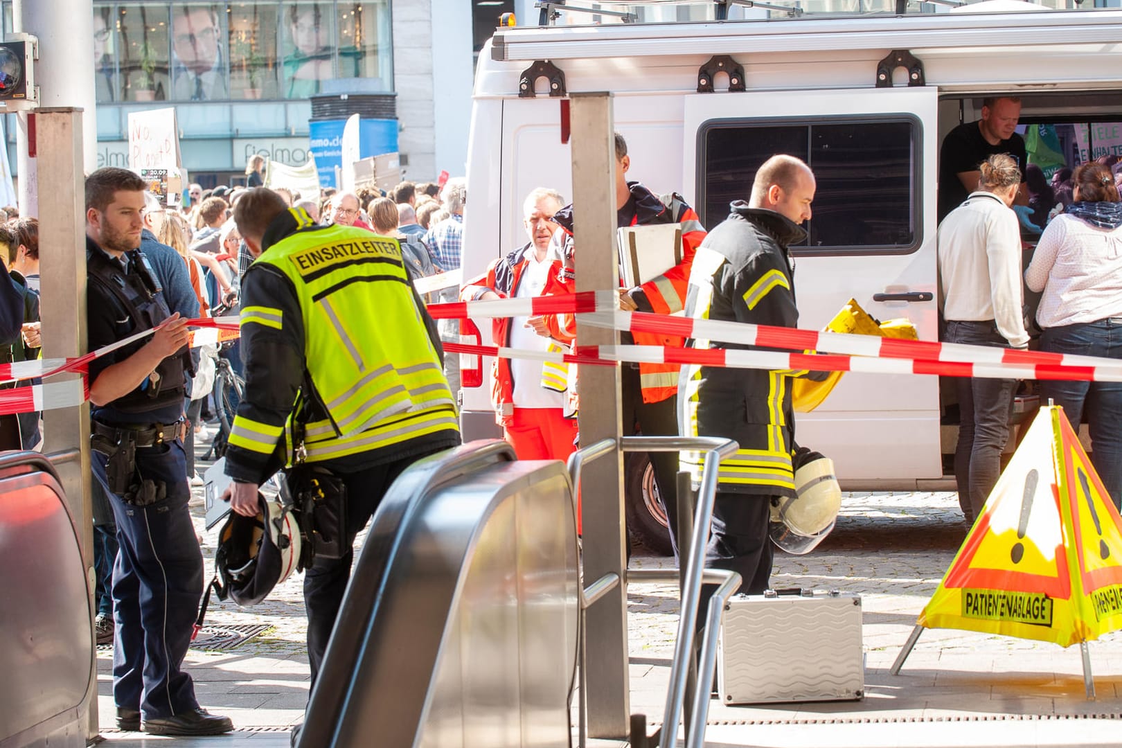 Polizeieinsatz in Bielefeld: Ein Mann soll im Jahnplatztunnel eine Frau mit einem Messer verletzt haben.