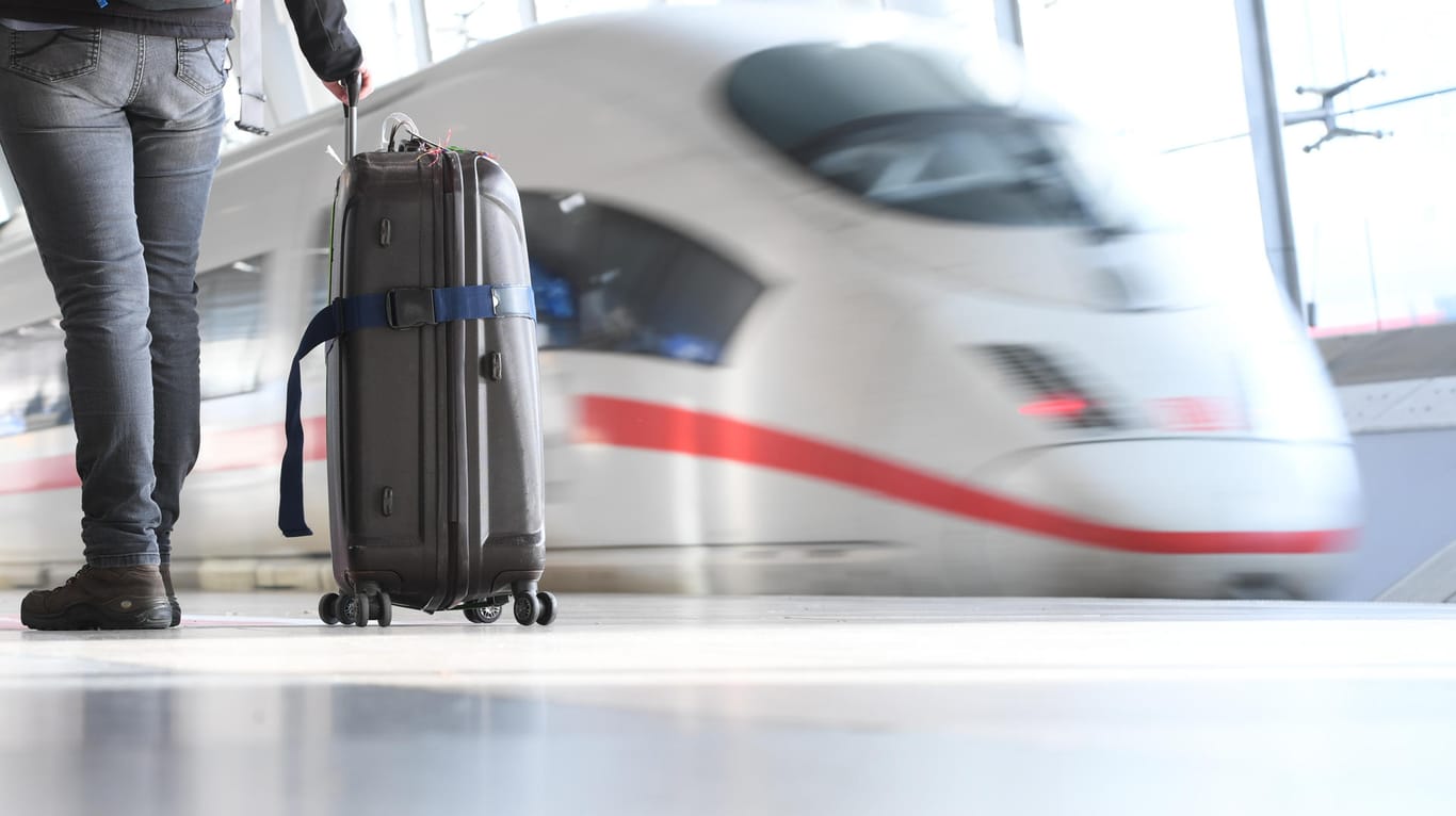 Ein ICE der Deutschen Bahn verlässt einen Bahnhof: Die Fahrpreise im Fernverkehr der Deutschen Bahn sollen um zehn Prozent sinken.