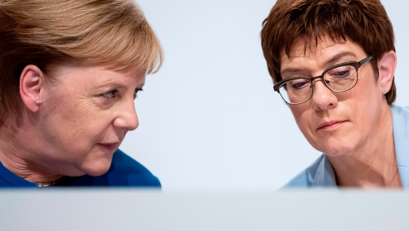 Bundeskanzlerin Angela Merkel und CDU-Chefin Annegret Kramp-Karrenbauer: Die Pressekonferenz nach dem Verhandlungsmarathon klang vor allem nach Entschuldigung.