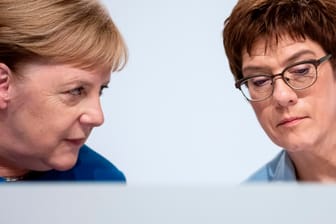 Bundeskanzlerin Angela Merkel und CDU-Chefin Annegret Kramp-Karrenbauer: Die Pressekonferenz nach dem Verhandlungsmarathon klang vor allem nach Entschuldigung.