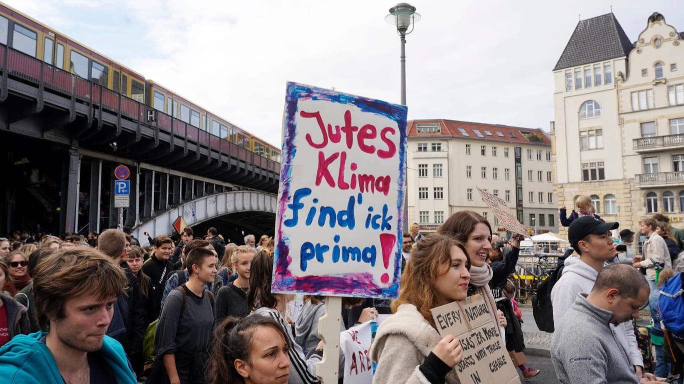 Klima-Proteste an der Berliner Friedrichstraße: Die Demonstranten zeigten sich von den Ergebnissen des Klimakabinetts enttäuscht.