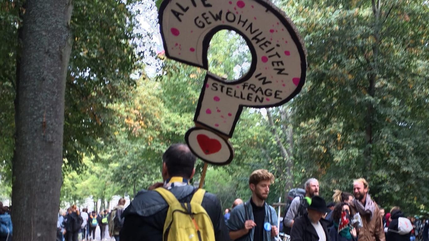Demonstrant im Berliner Tiergarten: "Alte Gewohnheiten infrage stellen".
