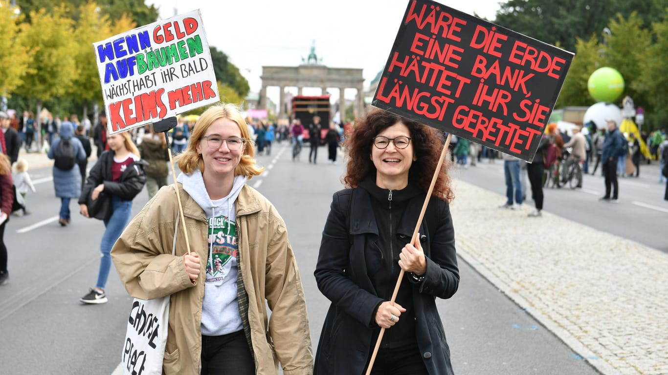 Zwei Demonstrantinnen vor dem Brandenburger Tor: Viele Demo-Teilnehmer sind enttäuscht vom Klimapaket der Bundesregierung.