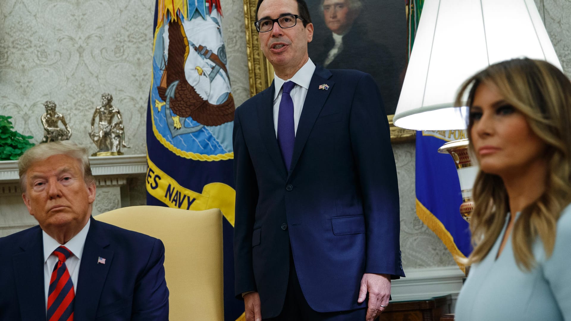 US-Präsident Donald Trump (l.), Finanzminister Steve Mnuchin und First Lady Melania: "Wir haben jetzt alle Einkommensquellen des Irans abgeschnitten." US-Präsident Donald Trump (l.), Finanzminister Steve Mnuchin und First Lady Melania: "Wir haben jetzt alle Einkommensquellen des Irans abgeschnitten."