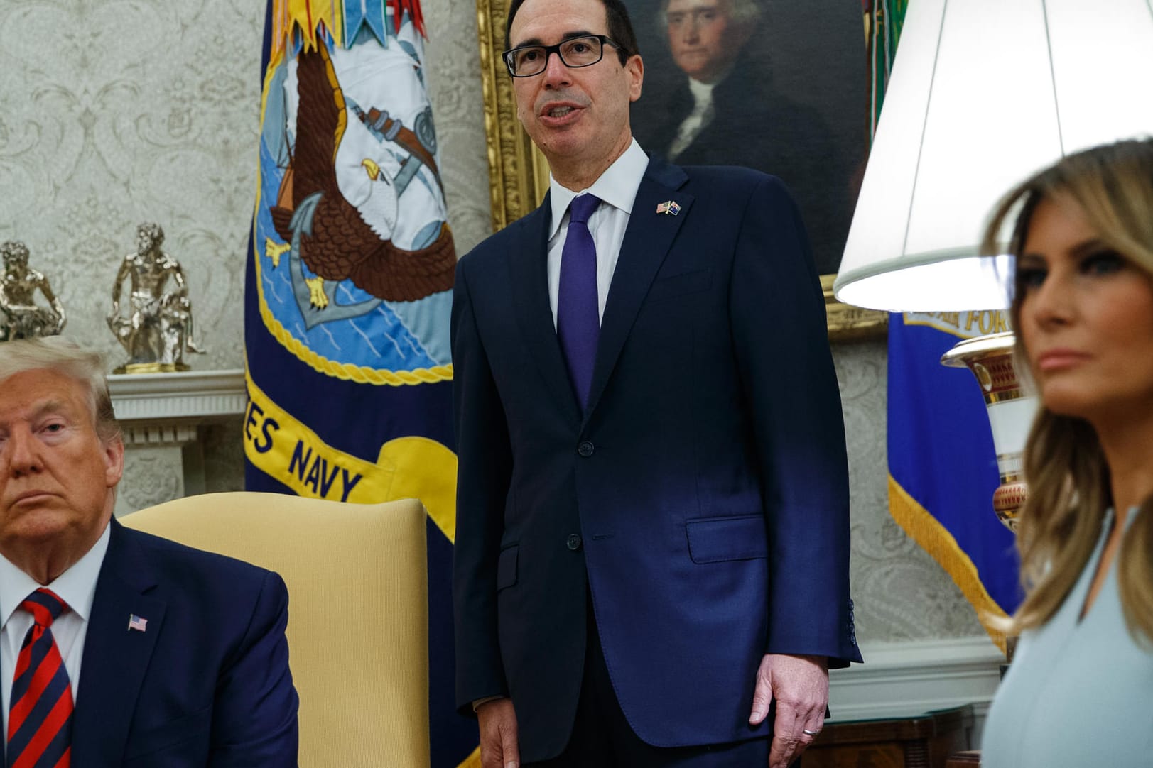 US-Präsident Donald Trump (l.), Finanzminister Steve Mnuchin und First Lady Melania: "Wir haben jetzt alle Einkommensquellen des Irans abgeschnitten."