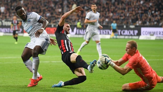 Ante Rebic (M) ist für diese Aktion gegen Straßburgs Torwart Matz Sels für fünf Spiele gesperrt worden. Ante Rebic (M) ist für diese Aktion gegen Straßburgs Torwart Matz Sels für fünf Spiele gesperrt worden.