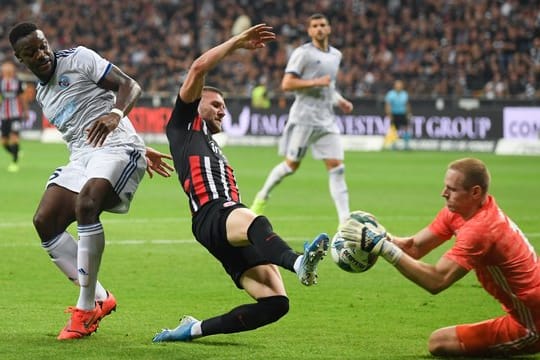 Ante Rebic (M) ist für diese Aktion gegen Straßburgs Torwart Matz Sels für fünf Spiele gesperrt worden.