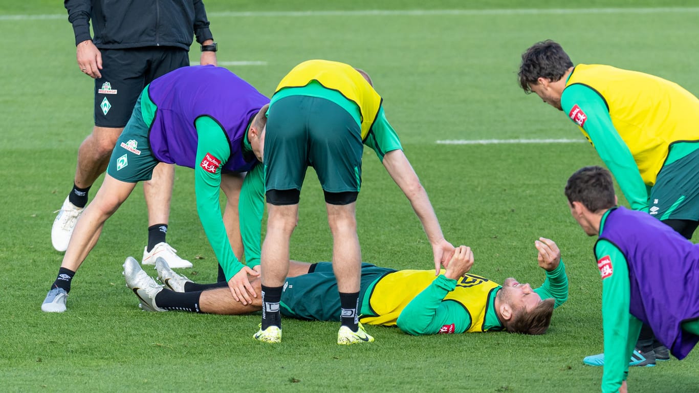 Mit schmerzverzerrtem Gesicht am Boden: Niclas Füllkrug verletzte sich im Werder-Training.