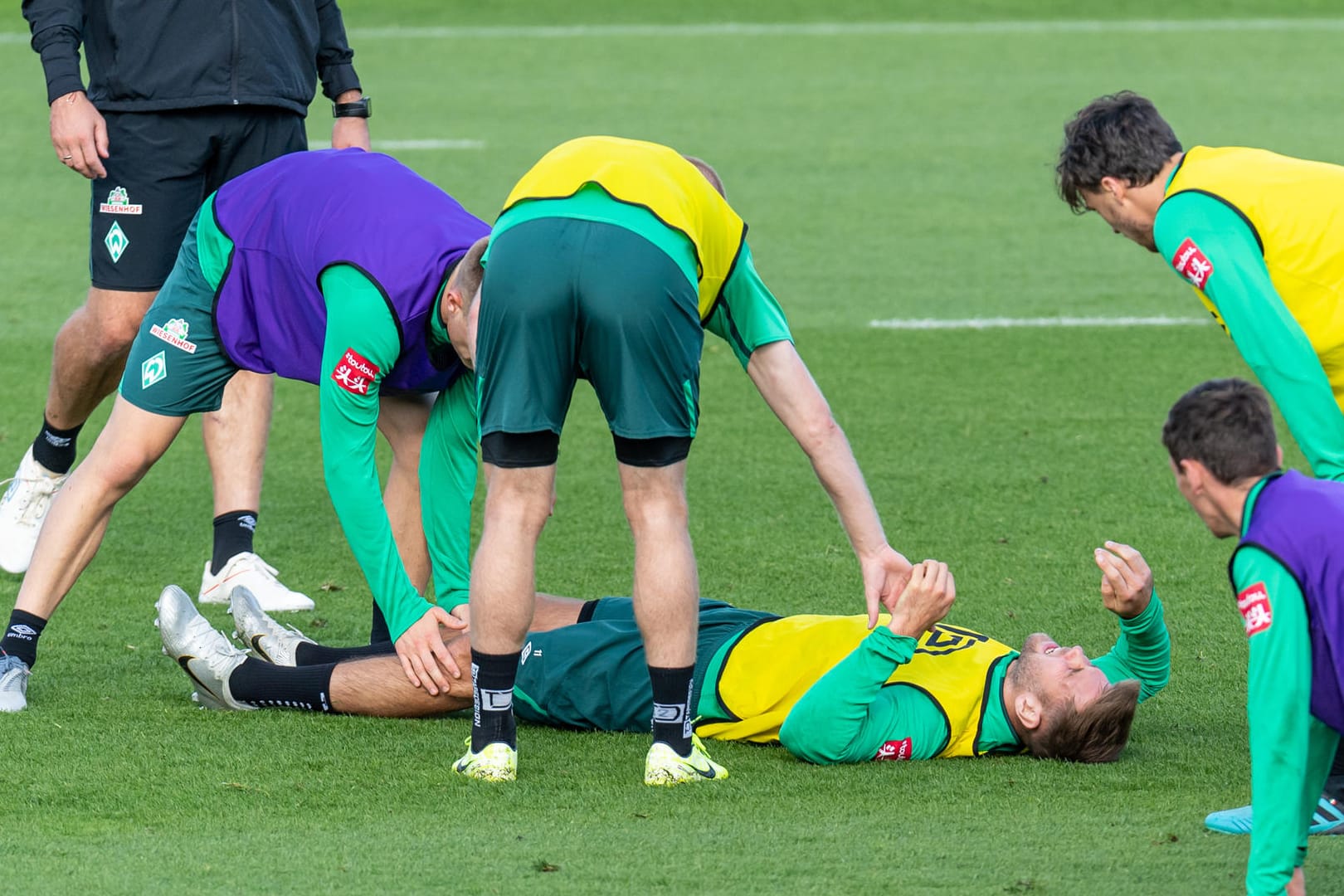 Mit schmerzverzerrtem Gesicht am Boden: Niclas Füllkrug verletzte sich im Werder-Training.