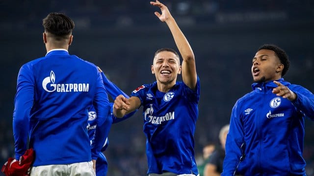 Schalkes Amine Harit (M) jubelt nach dem Schlusspfiff.