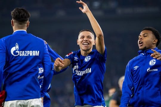 Schalkes Amine Harit (M) jubelt nach dem Schlusspfiff.