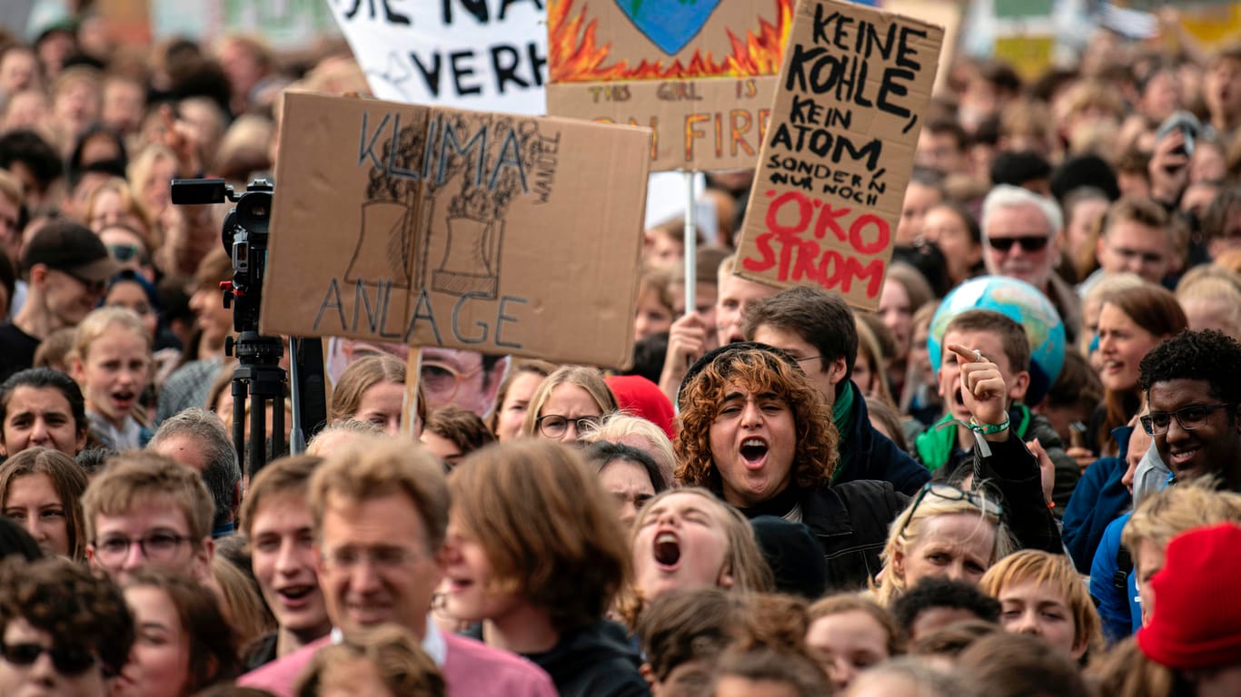 Klima-Demonstranten in Berlin: Viele äußerten ihren Ärger über den Kompromiss des Klimakabinetts.