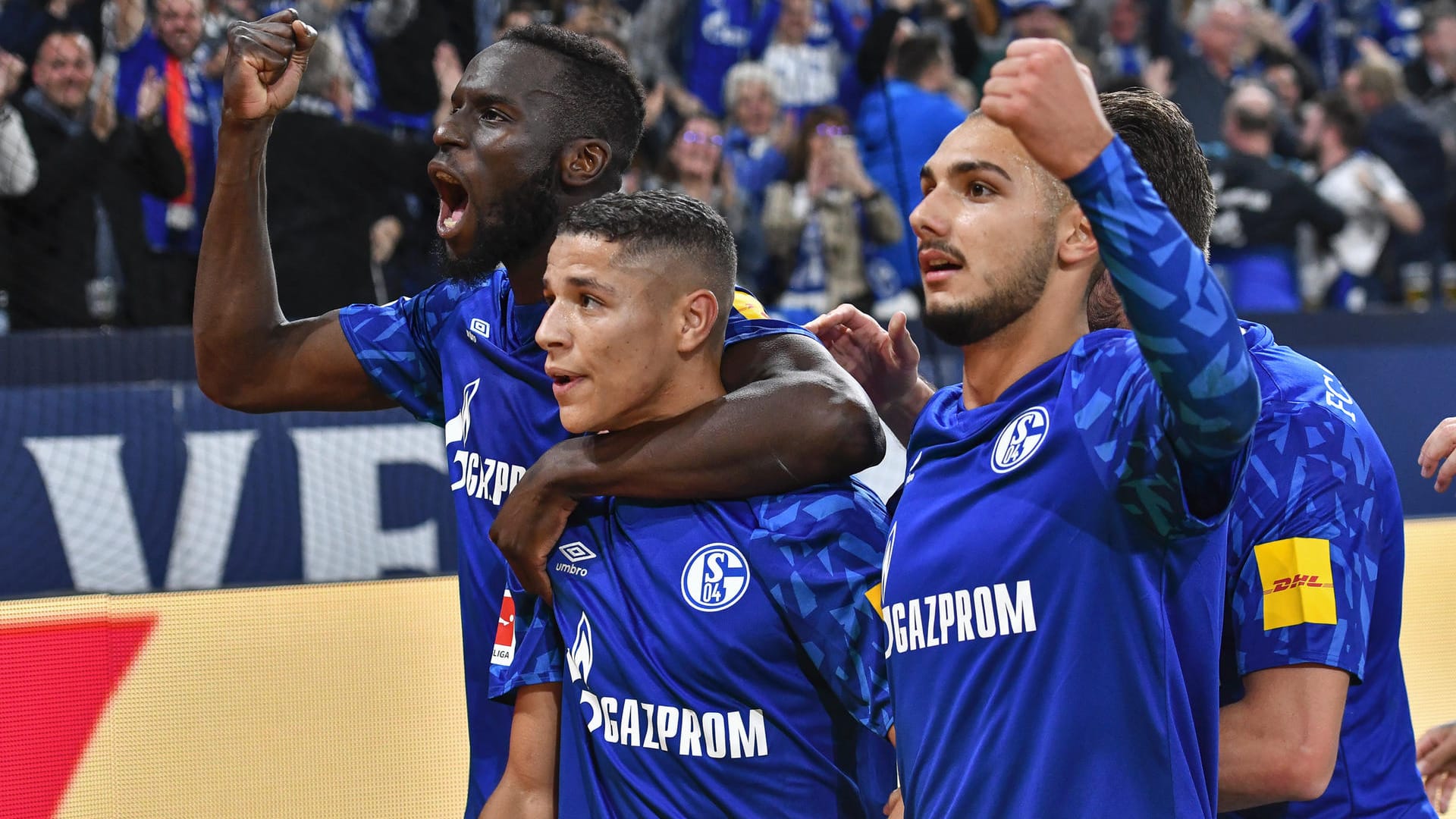 Schalkes Matchwinner gegen Mainz: Amine Harit (M.) lässt sich von seinen Teamkollegen feiern.