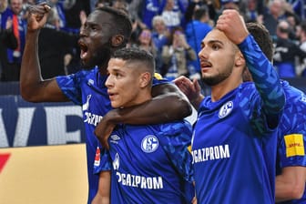 Schalkes Matchwinner gegen Mainz: Amine Harit (M.) lässt sich von seinen Teamkollegen feiern.