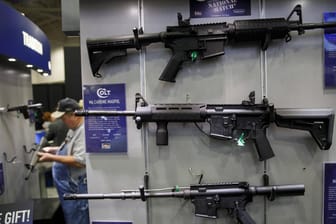 Waffemesse in Texas mit AR-15-Gewehren von Colt: Als Grund für die Entscheidung nennt das Untetrnehmen eine Überkapazität auf dem Markt für moderne Sportwaffen. (Symbolfoto)