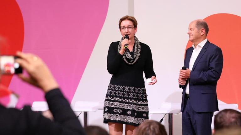 SPD-Regionalkonferenz in Neubrandenburg: Klara Geywitz und Olaf Scholz sprechen vor den anwesenden Mitgliedern.
