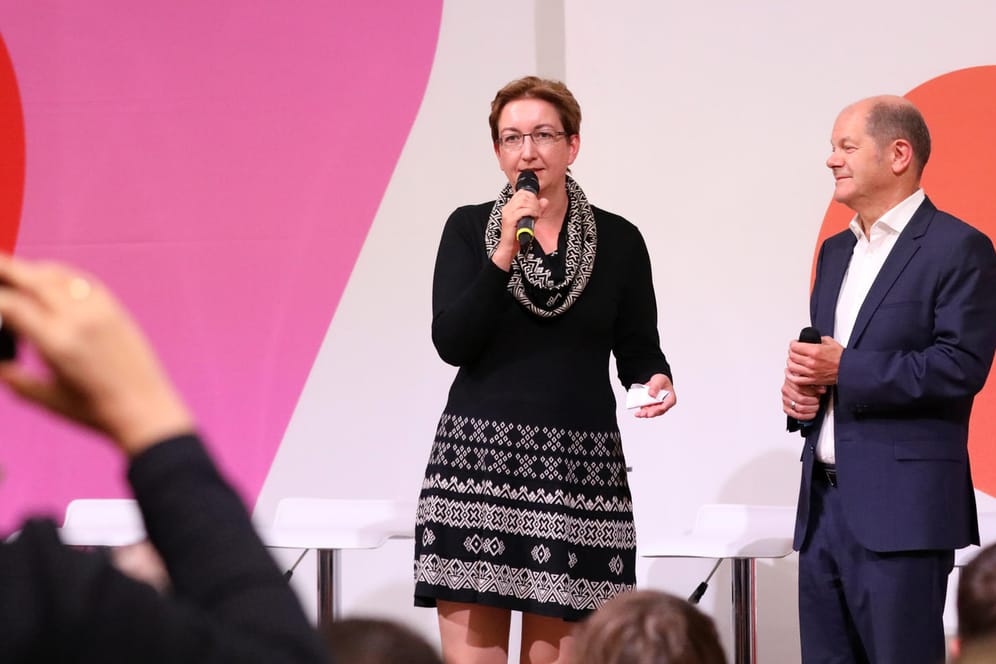 SPD-Regionalkonferenz in Neubrandenburg: Klara Geywitz und Olaf Scholz sprechen vor den anwesenden Mitgliedern.