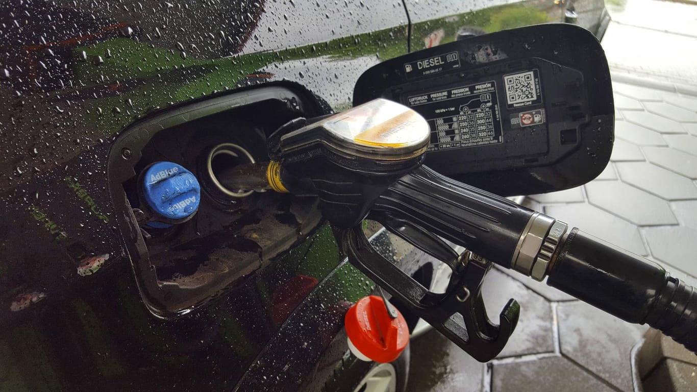 Ein Dieselwagen wird aufgetankt: Ein CO2-Preis soll Diesel und Benzin, Erdgas und Heizöl teurer machen – Klimaforscherin Brigitte Knopf geht das nicht weit genug.