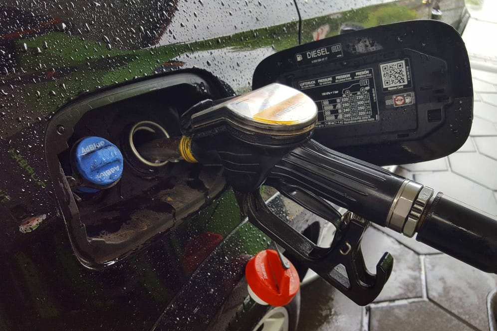 Ein Dieselwagen wird aufgetankt: Ein CO2-Preis soll Diesel und Benzin, Erdgas und Heizöl teurer machen – Klimaforscherin Brigitte Knopf geht das nicht weit genug.