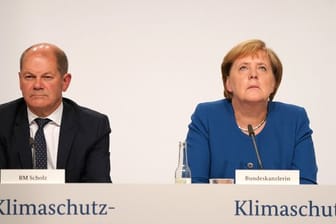 Kanzlerin Angela Merkel (CDU) und Finanzminister Olaf Scholz (SPD) nach der Sitzung des Klimakabinetts.