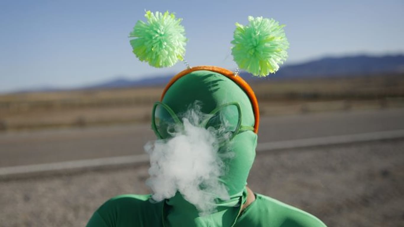 Ein als Alien verkleideter Besucher des Festivals vor dem Eingang zu Area 51.