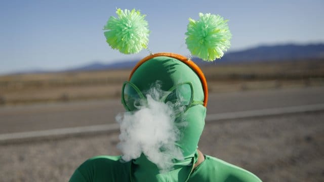 Ein als Alien verkleideter Besucher des Festivals vor dem Eingang zu Area 51. Ein als Alien verkleideter Besucher des Festivals vor dem Eingang zu Area 51.