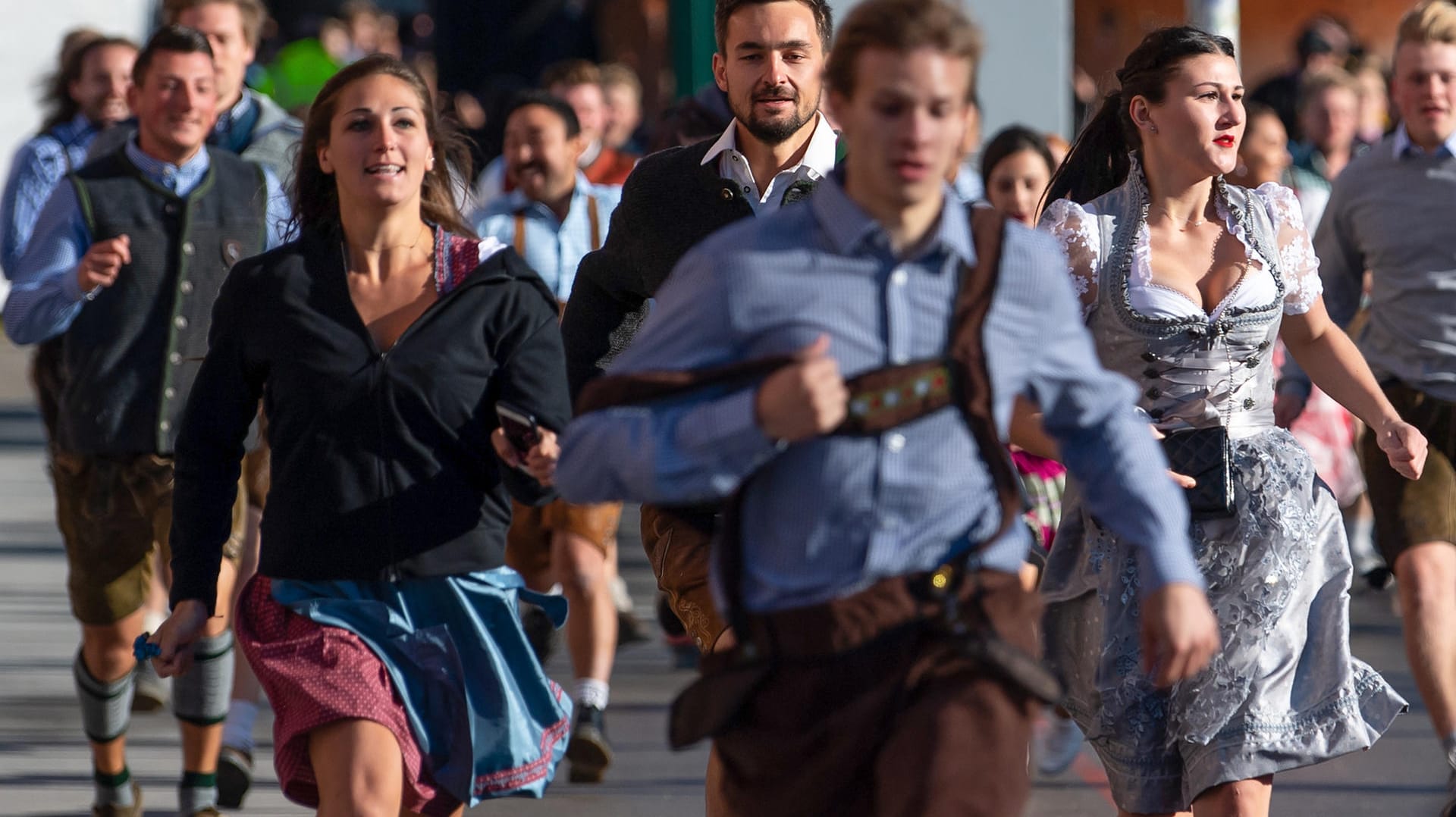 Auftakt zum Oktoberfest: Die ersten Wiesnbesucher rennen nach dem Einlass zu den Festzelten. Das größte Volksfest der Welt dauert bis zum 6. Oktober.