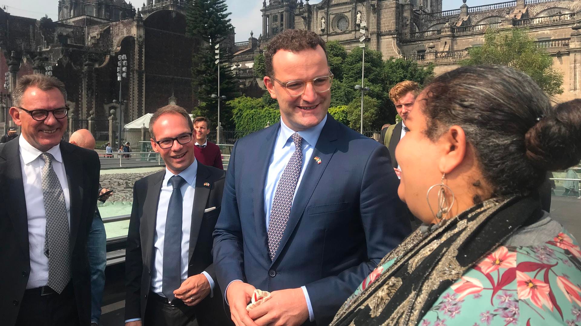 Jens Spahn (m.): Der Bundesgesundheitsminister wirbt in Mexiko um Pflegekräfte für Deutschland.