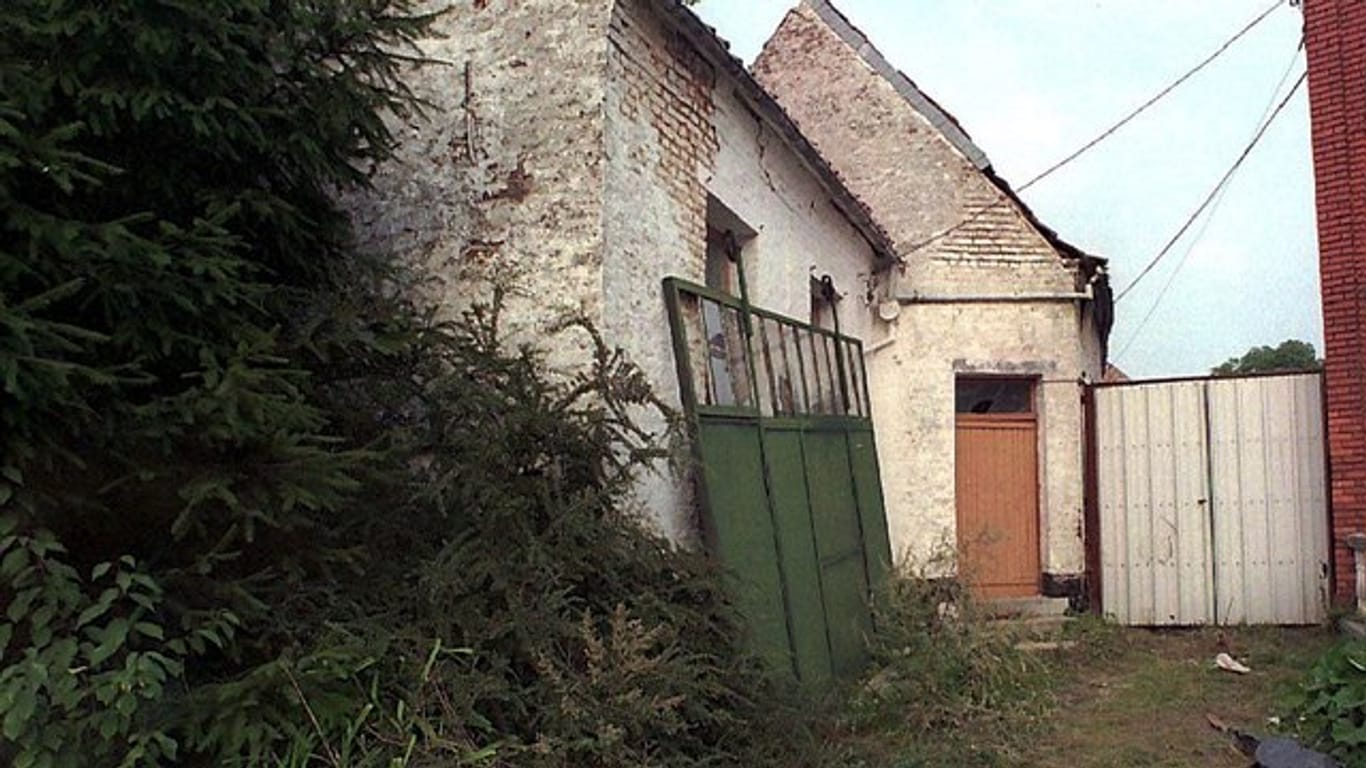 August 1996: Das damalige Haus von Marc Dutroux im belgischen Sars-la-Buissiere.