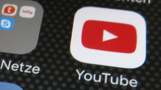 Das YouTube-Logo auf einem Smartphone.