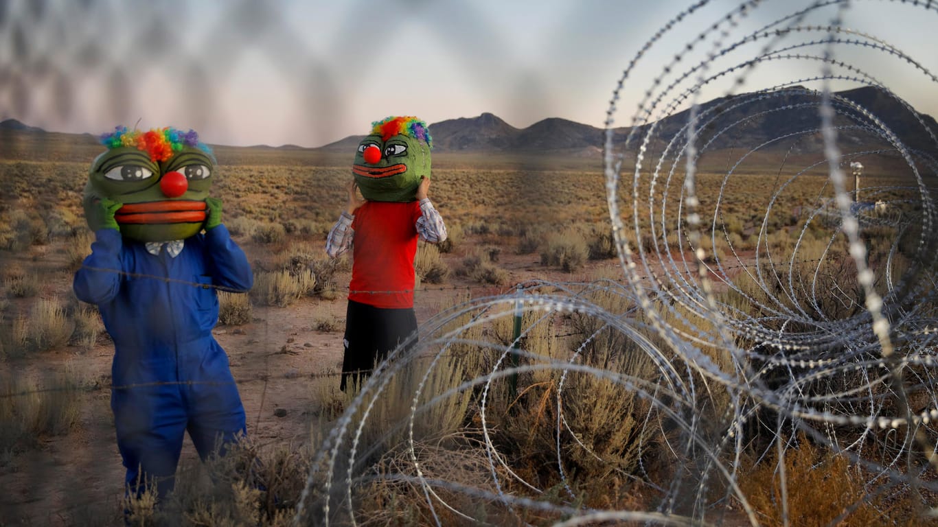 Martin Custodio und Rafael Castillo tragen Pepe-Masken, während sie sich dem Stacheldraht beim Storm Area 51 Basecamp Event nähern: Hunderte Menschen kamen in den 50-Seelen-Ort Rachel im Süden der Wüste des US-Bundesstaates Nevada, um ein Festival zu feiern und zu campen.