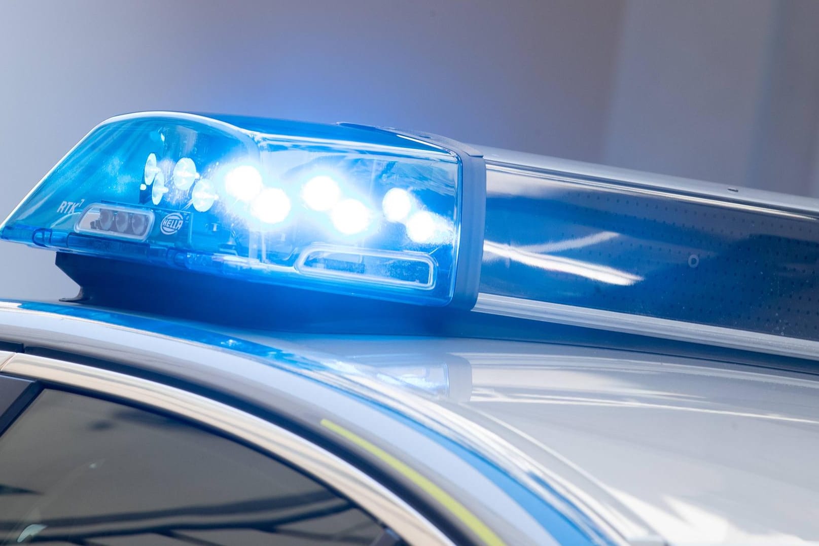 Polizeiwagen im Einsatz: In Marburg kam es in einem Bus zu einem Zwischenfall mit Pfefferspray (Symbolbild).