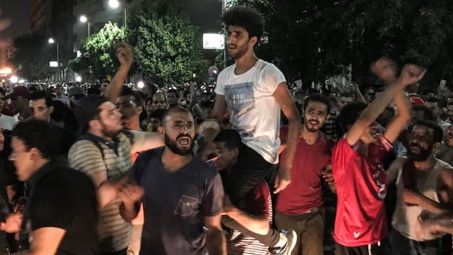 Demonstranten bei einem Protest gegen die Regierung in der Innenstadt von Kairo. Demonstranten bei einem Protest gegen die Regierung in der Innenstadt von Kairo.