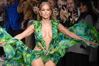 Jennifer Lopez: Sie begeistert bei der Fashion Show von Versace.