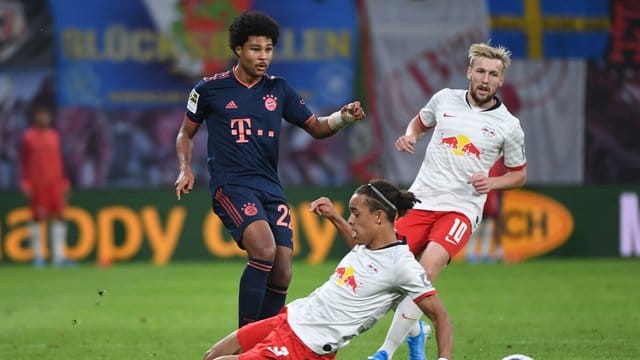 Serge Gnabry (l) wird beim FC Bayern München von Beginn an spielen.